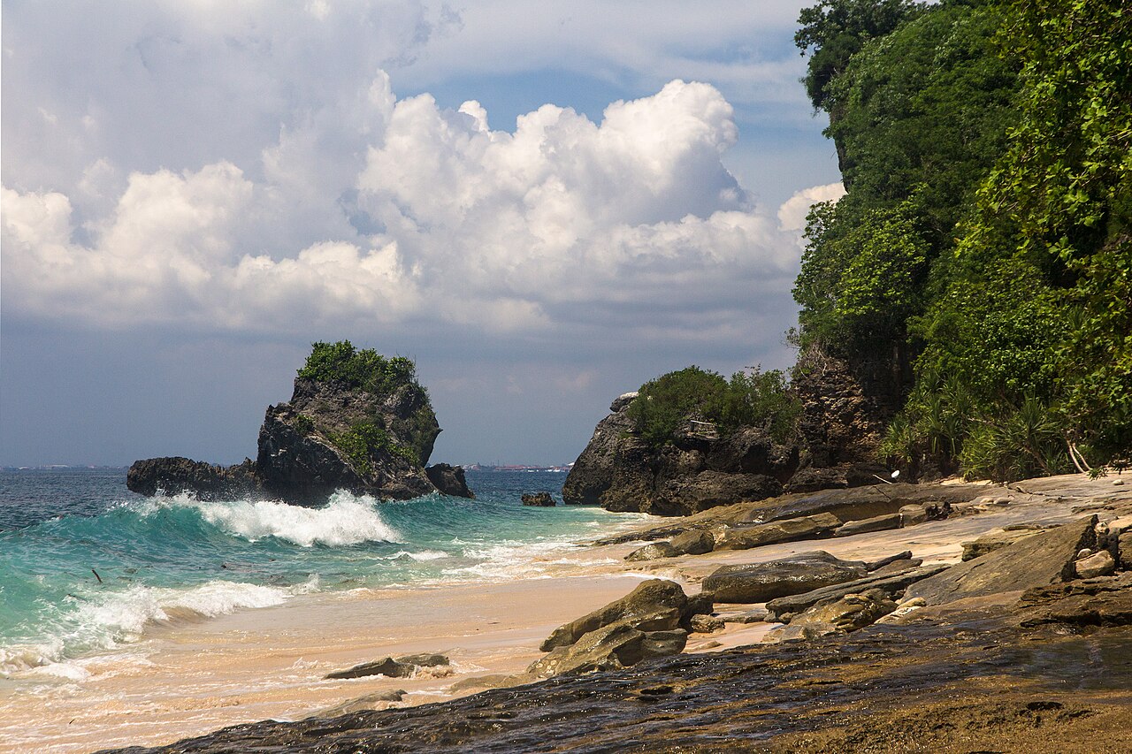 A Indonésia é um arquipélago fascinante, formado por milhares de ilhas que guardam algumas das praias mais impressionantes do planeta. Cada faixa de areia revela uma combinação única de paisagens tropicais, cultura local e experiências que atraem viajantes de todos os cantos do mundo. Do surfe em ondas lendárias ao mergulho em águas cristalinas, há opções para quem busca aventura ou tranquilidade. Além disso, muitas dessas praias estão cercadas por vilarejos charmosos e tradições que enriquecem  -  (crédito: Crisco 1492  wikimedia commons )