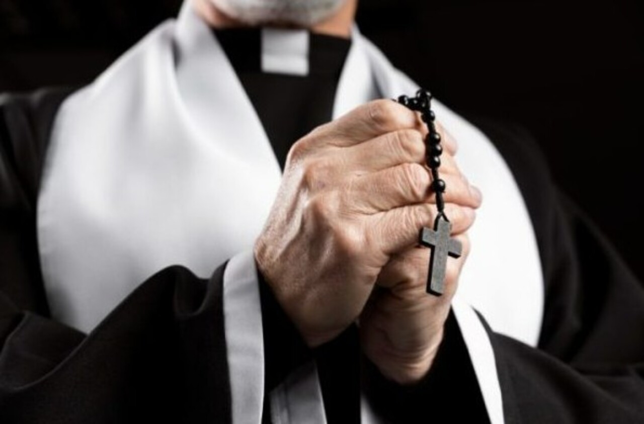 Ao longo dos séculos, o Corpus Christi tornou-se uma das manifestações públicas mais tradicionais do catolicismo. Em muitas cidades, os fiéis participam de procissões pelas ruas, acompanhando a passagem do ostensório, objeto utilizado para expor a hóstia consagrada. A cerimônia simboliza a presença de Cristo entre os fiéis e representa um momento de oração e demonstração pública da fé.