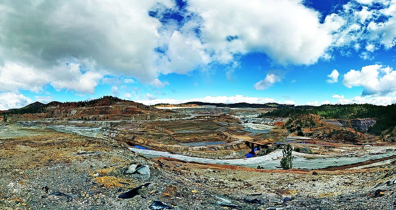 O Parque Minero de Riotinto permite conhecer a história da mineração e a geologia da região, com museu, antigas áreas de extração e passeio em trem histórico. O percurso também oferece pontos para observar as águas avermelhadas e a paisagem incomum do Rio Tinto. Devido à elevada acidez e à presença de metais, recomenda-se evitar o contato direto com a água e não utilizá-la para consumo.