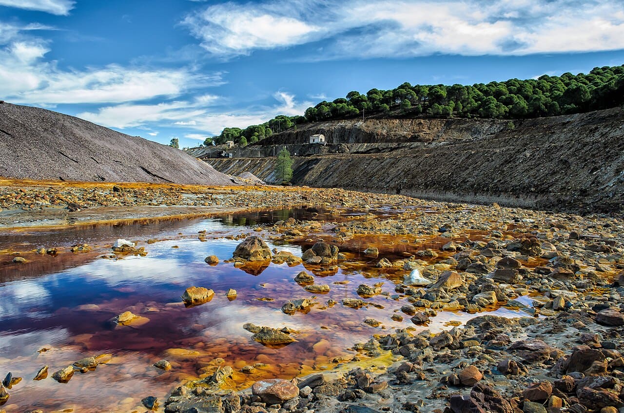 A paisagem ao redor do Rio Tinto chama atenção pelo aspecto quase surreal. O solo avermelhado, os depósitos minerais e as águas carregadas de ferro formam um cenário incomum. A combinação de cores e características geológicas faz a região lembrar paisagens de ficção científica.
