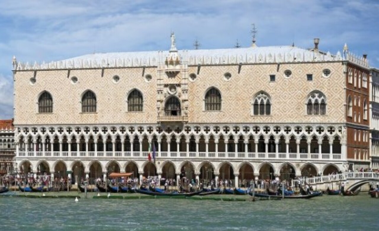 O Palácio Ducal foi sede do governo e residência do doge, representando o poder político da República de Veneza. Sua arquitetura gótica é marcada por colunas delicadas e salões majestosos, como a Sala do Grande Conselho. O palácio também abriga passagens secretas e prisões, revelando o lado austero da história veneziana.