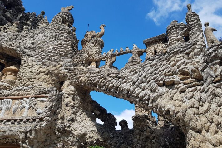 O carteiro francês Ferdinand Cheval transformou pedras recolhidas na estrada em um monumento histórico na França – Wikimedia Commons/Fécamp №0²