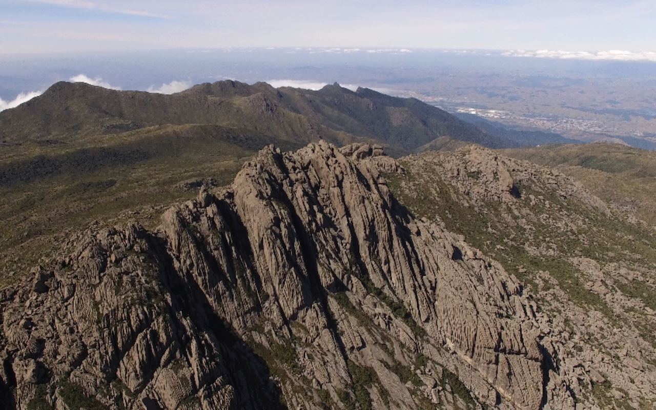 Resende possui uma área superior a 1.000 quilômetros quadrados e seu território inclui parte do Parque Nacional do Itatiaia, o primeiro parque nacional criado no Brasil em 1937. A região é conhecida por suas paisagens montanhosas, rios, cachoeiras e áreas de Mata Atlântica preservada.