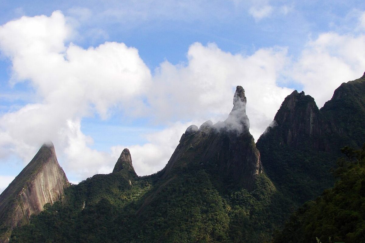 Segundo os critérios estabelecidos, uma montanha deve apresentar pelo menos 300 metros de diferença de altura em relação ao terreno vizinho, encostas íngremes e topo pontiagudo, além de integrar um conjunto montanhoso ou uma serra. Com essa definição, formações como o Dedo de Deus, localizado entre Guapimirim e Teresópolis, no Rio de Janeiro, passaram a se enquadrar formalmente nessa classificação.