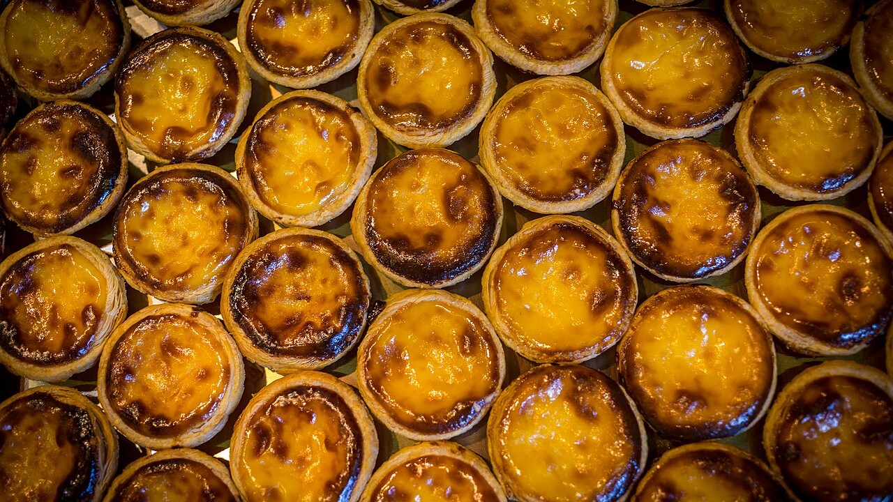 Apesar da semelhança visual e dos ingredientes parecidos, os Pastéis de Nata são diferentes dos autênticos Pastéis de Belém. Enquanto os primeiros podem ser produzidos por padarias e confeitarias de qualquer lugar do mundo, os Pastéis de Belém seguem uma receita exclusiva mantida em segredo há quase dois séculos. Essa distinção faz parte da identidade cultural portuguesa e contribui para o prestígio do doce original.
