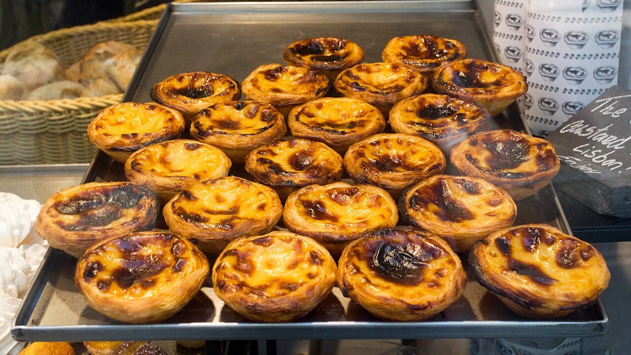 Além de sua importância gastronômica, o Pastel de Belém também está cercado por tradições populares. Uma das mais conhecidas é o ditado português que diz: 