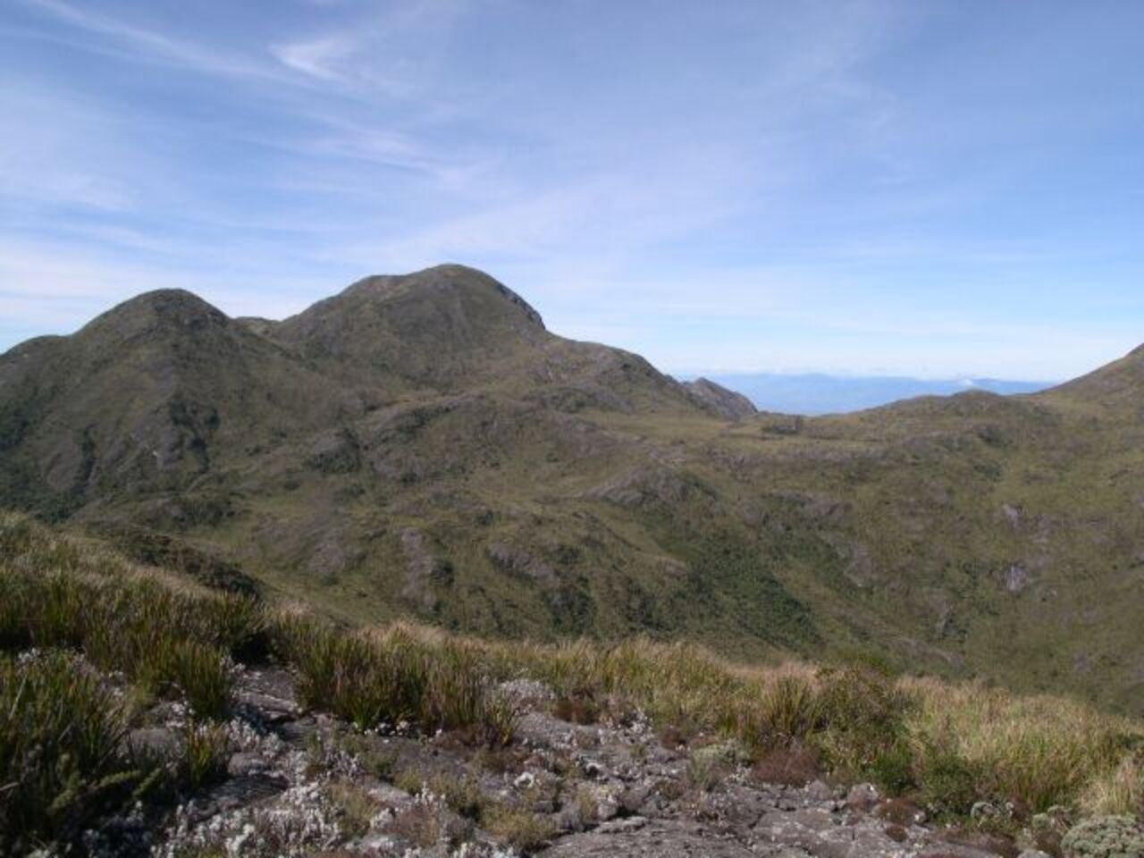 4º - Pedra da Mina - Serra da Mantiqueira/MG-SP - Altitude: 2.798 metros.A subida leva dois dias, com trechos de 8 km cada, em uma trilha árdua com terreno acidentado, desnível de 1.400m e temperaturas muito baixas. A trilha atravessa partes de Minas Gerais e São Paulo.