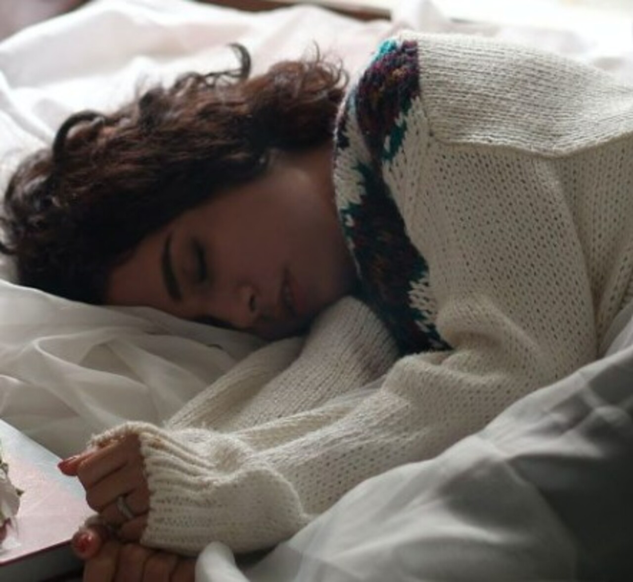Dica 9 - Durma bem e por tempo adequado: Ter boas noites de sono ao longo da semana promove a regulação dos níveis de hormônios relacionados com a fome, além de também auxiliar na diminuição dos níveis de cortisol do nosso sangue. 