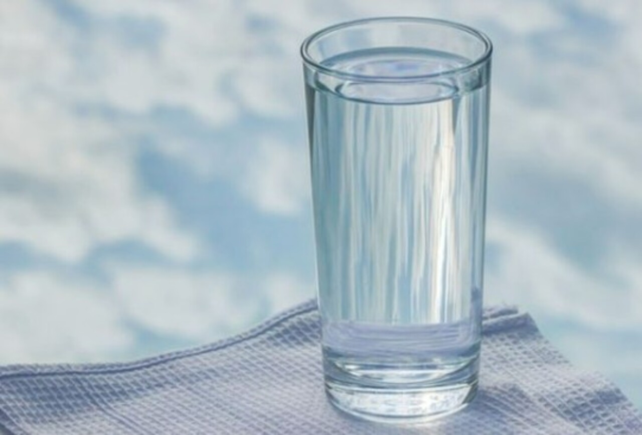 Dica 1 - Beber bastante água todos os dias: Optar pela água como forma de líquido para o dia e beber ela em um bom nível é um grande passo para emagrecer. As razões são várias: diminui a sensação de fome, aumenta a queima de calorias, melhora o funcionamento do intestino e evita a retenção de líquido no corpo, já que o corpo vai entender que não precisa 