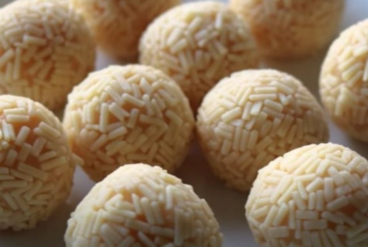 Dica 7 - Controle o quanto de doce você come: Os doces possuem carboidratos simples que liberam açúcar no sangue muito rápido e se você ingerir eles de noite é pior ainda, pois seu metabolismo está mais lento e há uma grande chance do doce virar gordura no seu corpo.