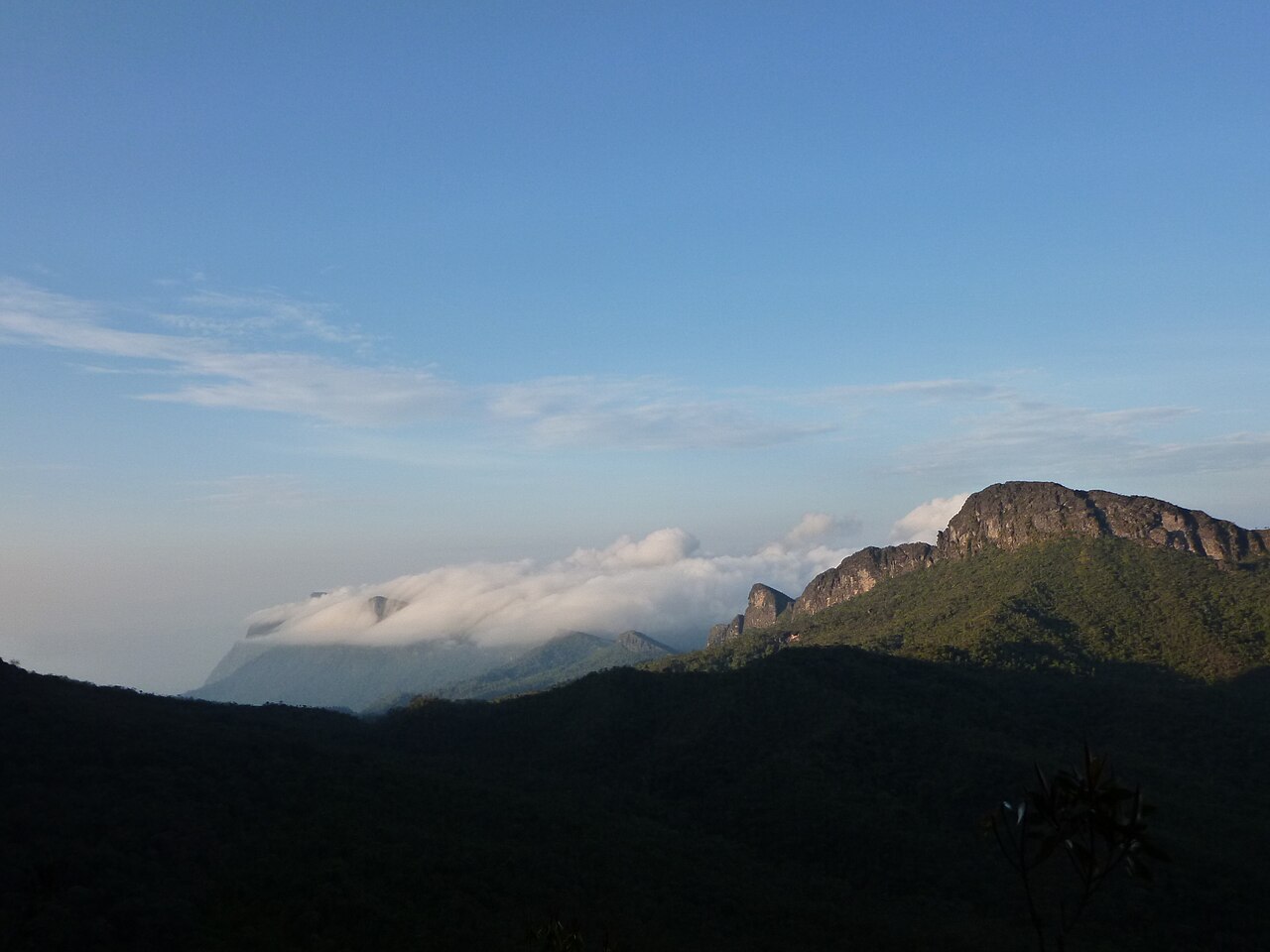 Além de proporcionarem vistas espetaculares, elas guardam histórias, desafios e riquezas naturais únicas. Muitas dessas formações estão localizadas em parques nacionais e áreas de preservação, atraindo aventureiros e admiradores da natureza. Conheça agora as 10 maiores montanhas brasileiras, que compõem um cenário de puro deslumbramento e ajudam a revelar a grandiosidade das paisagens do Brasil.