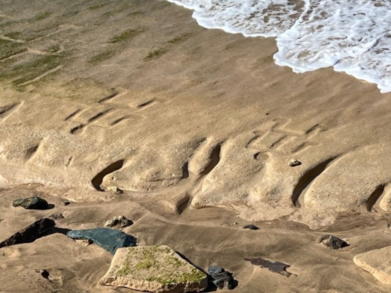 Desenhos de mais de 500 anos reaparecem em praia do Havaí após maré baixa - Nathan Wikes / Disponível: Site US Army