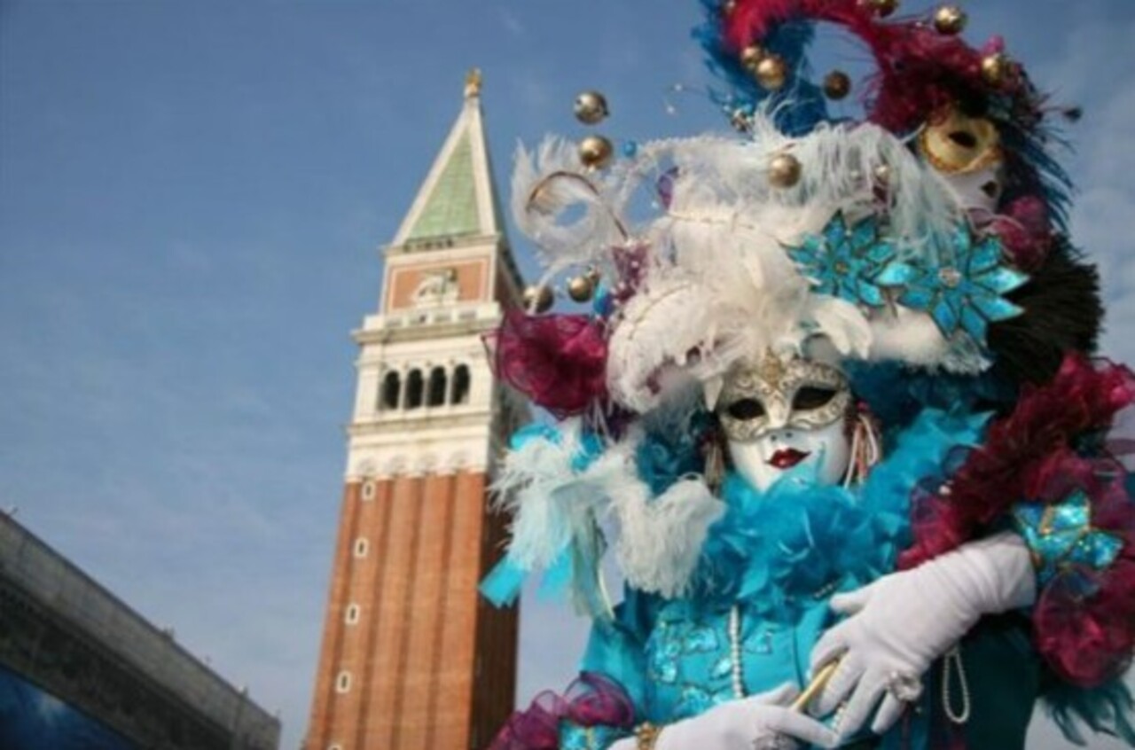 A Praça de São Marcos é palco de eventos como o Carnaval de Veneza, que transforma o espaço em cenário de máscaras e fantasias. Também recebe concertos e celebrações religiosas, reforçando sua função como centro cultural. Cada evento renova a vitalidade da praça e conecta tradição com contemporaneidade.