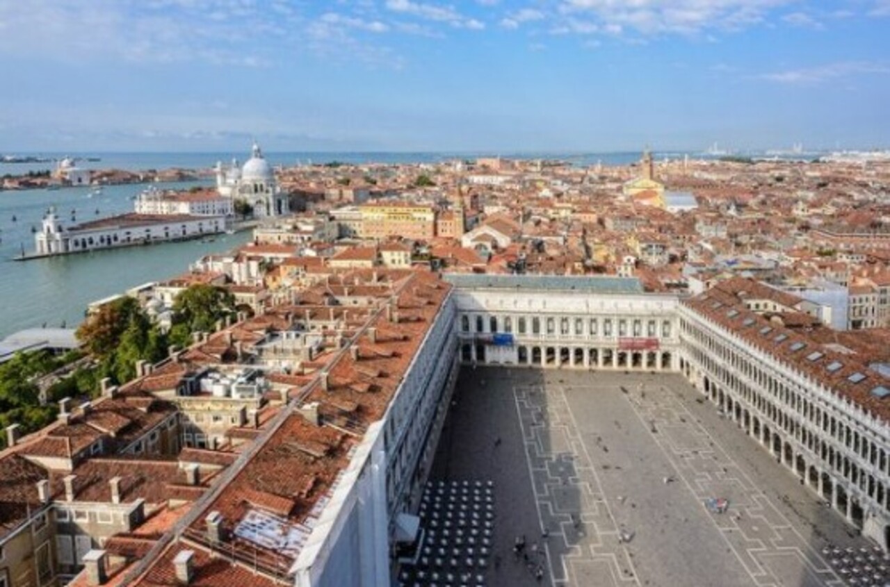 A praça é um verdadeiro museu a céu aberto, reunindo estilos bizantino, gótico e renascentista em harmonia. Cada edifício revela detalhes artísticos que contam a história da cidade e de seus mestres construtores. Essa diversidade arquitetônica faz da praça um dos espaços mais estudados e admirados do mundo.