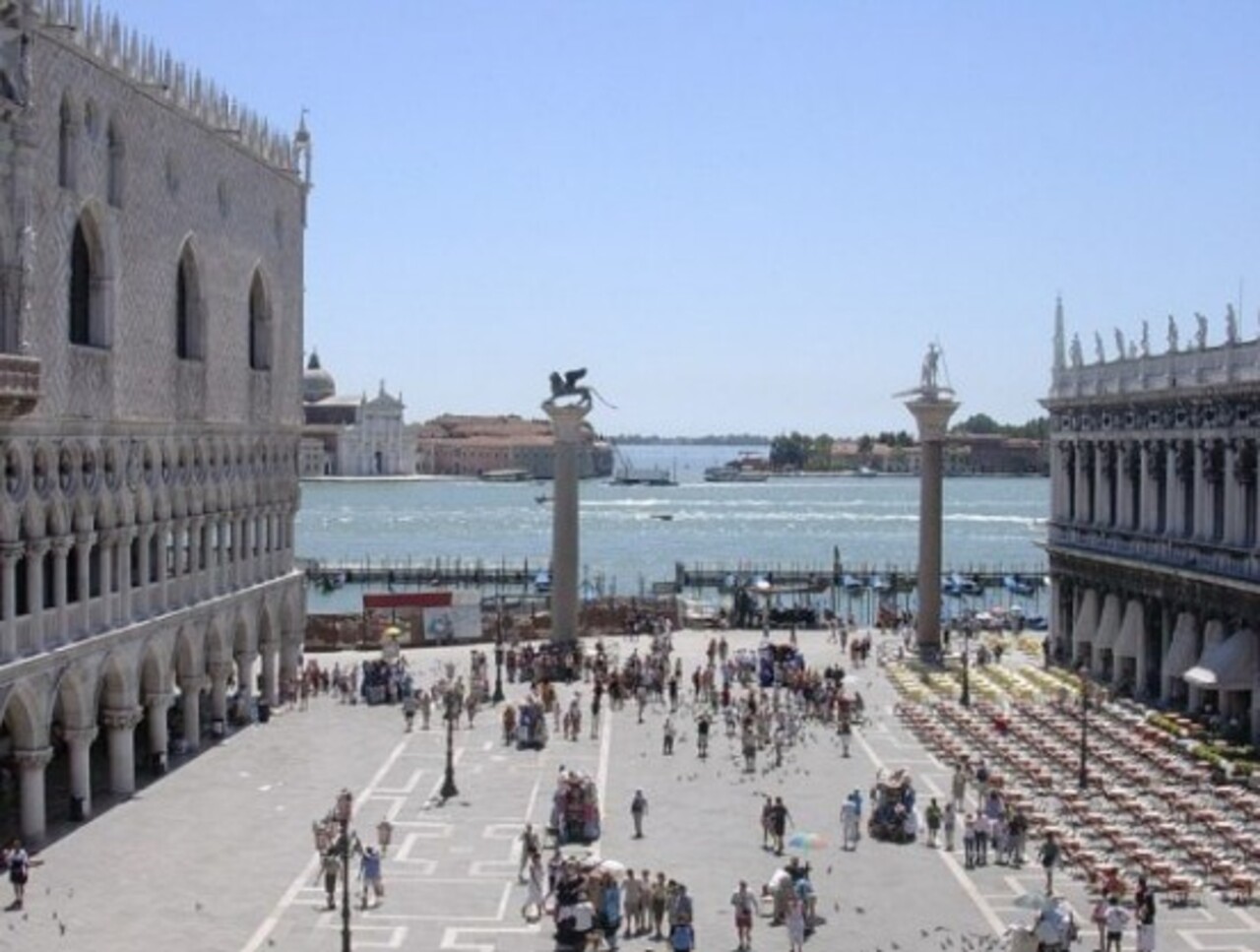A Praça de São Marcos é símbolo da identidade veneziana e da relação da cidade com o mar. Representa poder, fé e cultura, sendo referência mundial de patrimônio histórico. Sua preservação é um desafio constante, mas também um compromisso com a memória coletiva da humanidade.