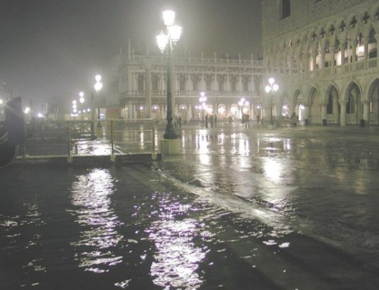 A praça é frequentemente inundada pelo fenômeno da acqua alta, quando a maré sobe e cobre o piso histórico. Esse evento, embora problemático, tornou-se parte da identidade de Veneza e atrai curiosidade mundial. Passarelas temporárias são instaladas para permitir a circulação, mostrando a adaptação da cidade ao ambiente.