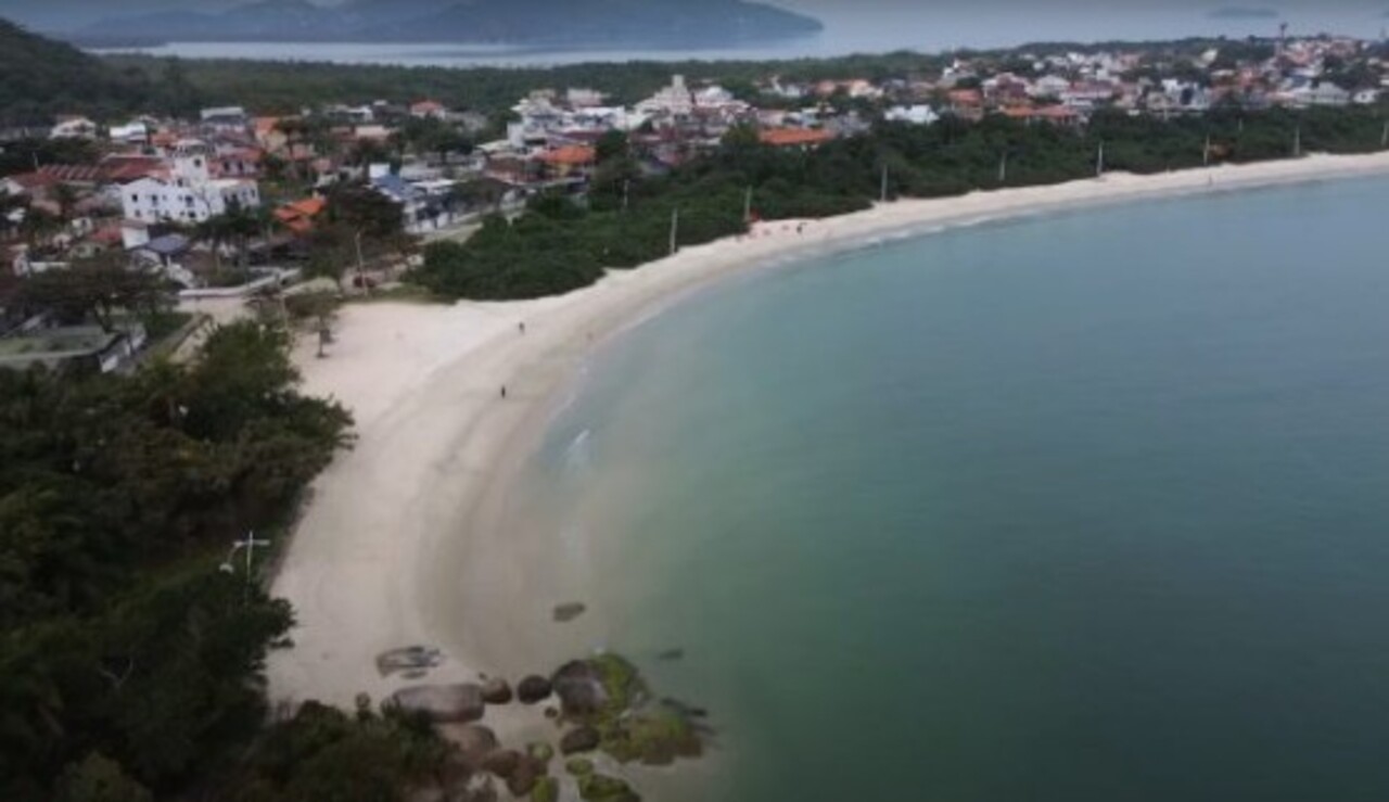 Praias com águas calmas são ideais para quem teme o mar ou busca um ambiente mais seguro para crianças e idosos. Com menor risco de correntezas, permitem aproveitar o banho de mar com mais tranquilidade.
 -  (crédito: Reprodução Youtube)