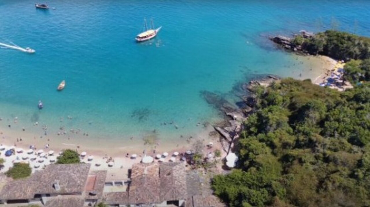 Praia da Azeda (RJ): Pequena e charmosa, localizada em Búzios, com águas cristalinas e tranquilas, ideal para quem quer nadar sem preocupações.