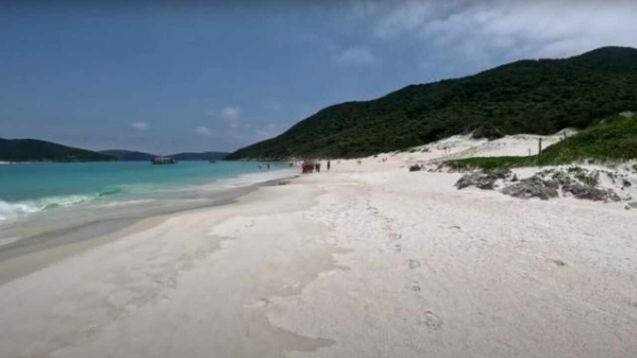 Praia do Farol (RJ): Situada em Arraial do Cabo, tem águas cristalinas e tranquilas, protegidas por uma enseada que reduz o impacto das ondas.