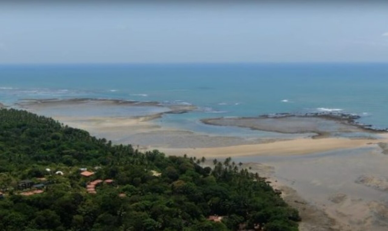 Praia do Moreré (BA): Localizada em Boipeba, é acessível por barco e tem águas rasas e calmas, sendo um refúgio paradisíaco para quem quer relaxar.