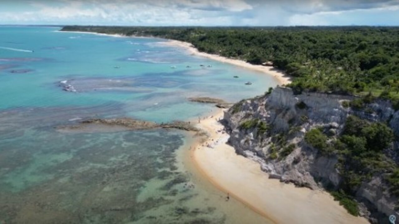 Praia do Espelho (BA): Localizada em Trancoso, tem mar calmo, águas cristalinas e piscinas naturais na maré baixa, sendo perfeita para famílias e casais.