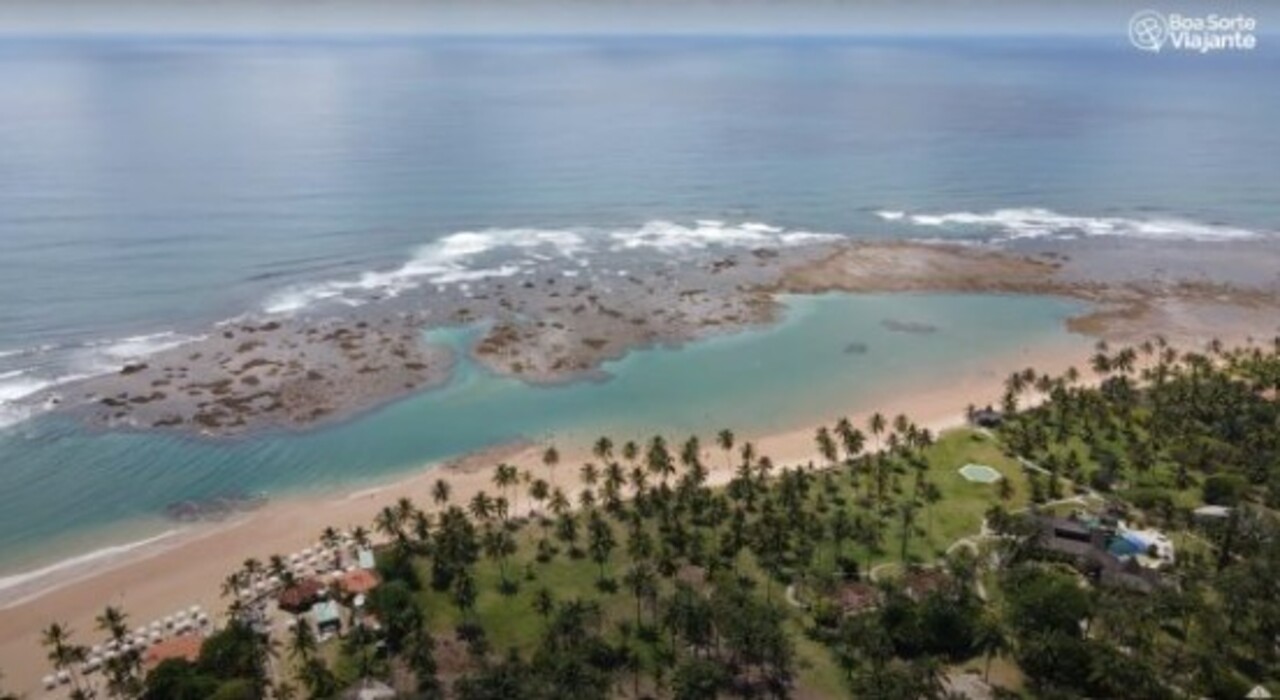 Praia de Taipu de Fora (BA): Situada na Península de Maraú, é famosa pelas piscinas naturais e águas mornas, excelente para crianças e mergulho.