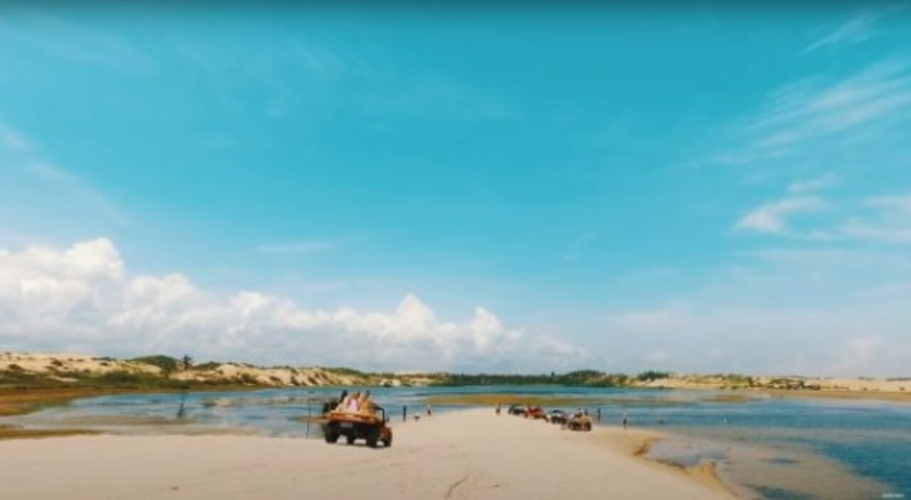 Praia da Lagoinha (CE): Localizada em Paraipaba, tem mar calmo e paisagem deslumbrante, sendo uma opção segura para crianças e banhistas inseguros.