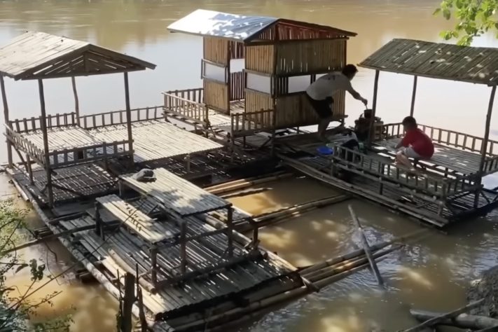 Projeto sustentável transforma troncos de bambu em casa flutuante totalmente funcional – Reprodução/YouTube