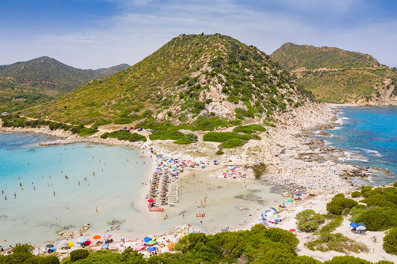 As autoridades de Villasimius, no sul da Sardenha, adotaram uma medida curiosa para o verão europeu ao vetar o uso de guarda-sóis e tendas por banhistas. A decisão chamou a atenção de moradores e turistas que frequentam a praia de Punta Molentis, um dos destinos mais procurados da região. Durante a temporada de verão, apenas famílias acompanhadas por crianças de até 10 anos e pessoas com 65 anos ou mais poderão instalar os equipamentos na areia. Os demais visitantes terão de permanecer sem esse  -  (crédito: Flickr - dronepicr)