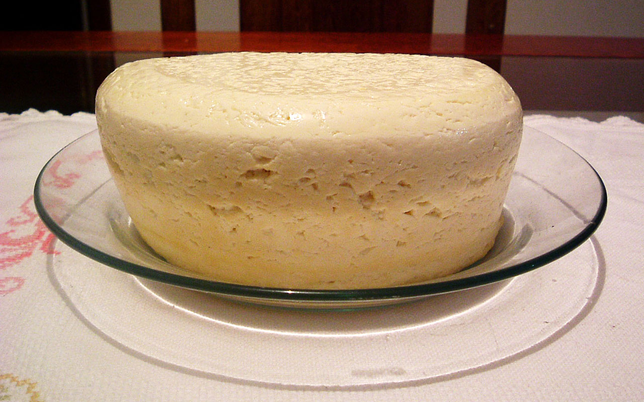 Queijo Minas – Tradicional de Minas Gerais, pode ser fresco ou curado, com sabor suave e textura firme. É muito consumido no café da manhã e em pratos típicos como o pão de queijo.