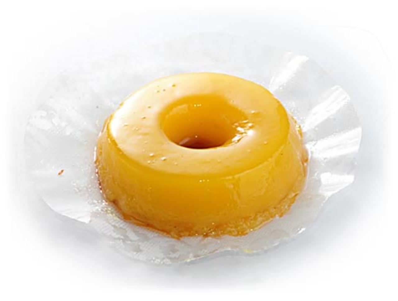 O quindim é feito com gemas, açúcar e coco, resultando em um doce brilhante e macio que encanta pela aparência e sabor. Nas quermesses, é servido em pequenas porções, destacando-se pela influência portuguesa na culinária brasileira. Sua delicadeza e intensidade de sabor tornam-no um dos doces mais sofisticados das festas juninas.