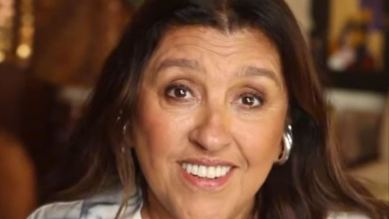 Regina conheceu o teatro em 1970 e decidiu se inscrever no curso de Sérgio Britto. Depois, em 1974, fundou o grupo teatral “Asdrúbal Trouxe o Trombone”.  Nos anos 1980, inovou no teatro com “A Farra da Terra”, espetáculo que incorporava projeções ao vivo, permitindo ao público observar com mais detalhes as expressões dos atores. 
