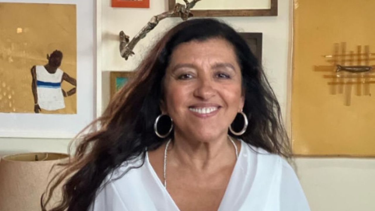 É filha de Geraldo César Casé e Heleida Barreto Casé, além de neta de Ademar Casé, pioneiro do rádio brasileiro e natural de Belo Jardim, em Pernambuco. Inclusive, em dezembro de 2025, a atriz recebeu o título de cidadã pernambucana, concedido pela Alepe (Assembleia Legislativa de Pernambuco). Na mesma solenidade, a Câmara Municipal do Recife também lhe entregou o título de cidadã recifense.
