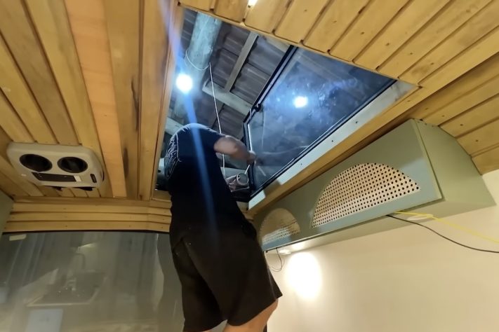 Casal brasileiro compra ônibus escolar de 6,5 m e transforma em casa com isolamento térmico, energia solar e deck – Reprodução/YouTube Vida na Estrada