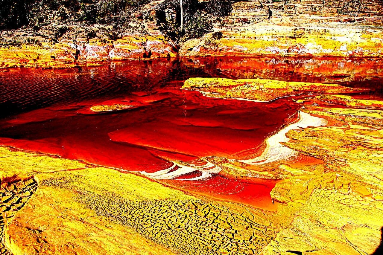 O próprio nome Rio Tinto faz referência à aparência marcante de suas águas, que apresentam tons avermelhados e alaranjados. A coloração resulta principalmente da elevada concentração de ferro e de processos químicos que ocorrem na água. Dependendo do trecho e das condições, a tonalidade pode variar bastante.