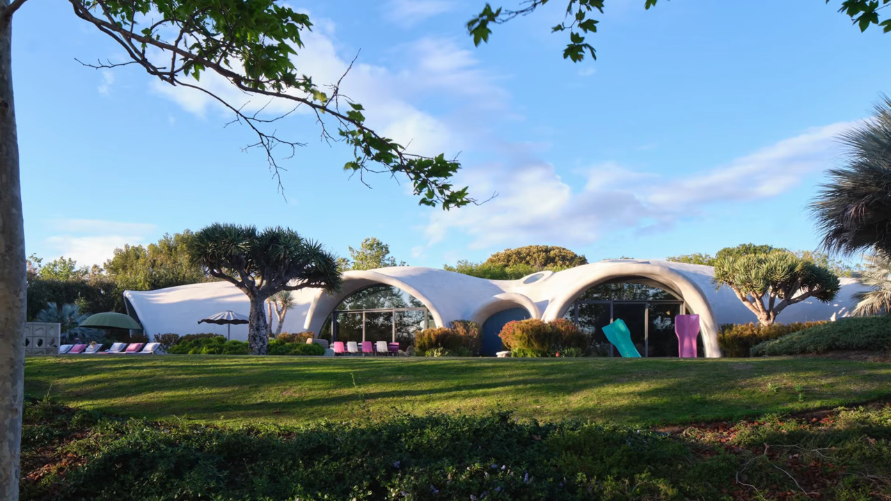 Você já ouviu falar em uma arquitetura que utiliza um balão para erguer uma casa? Pois é, ela existe e é chamada de Binishell, uma tecnologia construtiva que tem se destacado pelo mundo por unir inovação, velocidade e sustentabilidade em um único método. A Binishell foi criada na década de 1960 pelo arquiteto italiano Dante Bini, nascido em 1932, e consiste na utilização de uma membrana inflável de neoprene como molde para estruturas de concreto em formato de cúpula, um conceito simples e engenh -  (crédito: Reprodução Youtube)