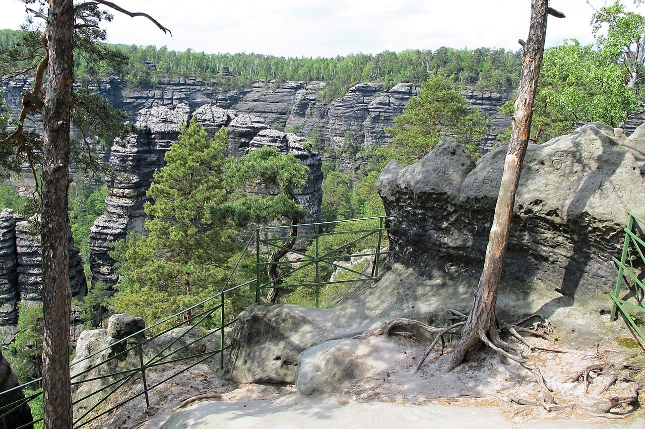 Visitar Pravcická Brána é ir além de contemplar uma formação rochosa; é vivenciar uma jornada fabulosa pela natureza. As trilhas oferecem contato direto com paisagens únicas, sons da floresta e vistas panorâmicas do parque. Essa experiência sensorial transforma a visita em um momento memorável e profundo.