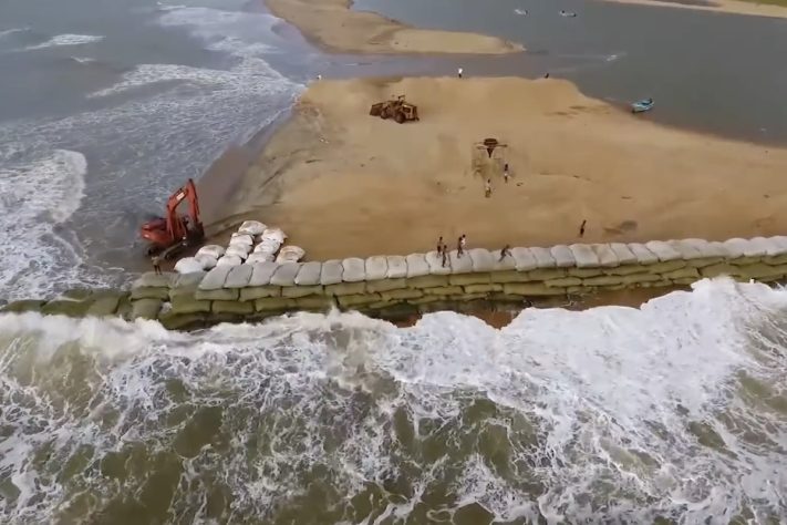Sacos gigantes de areia são usados para conter a erosão marinha – Reprodução