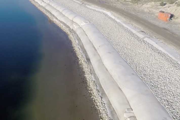 Sacos gigantes de areia são usados para conter a erosão marinha – Reprodução/HUESKER Group