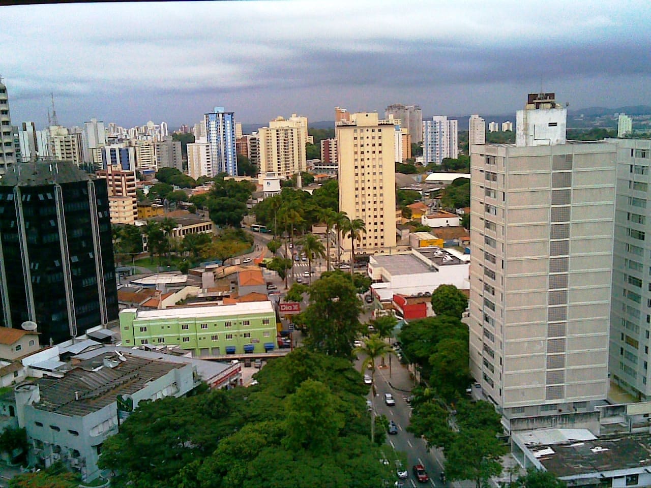 São José dos Campos é referência nacional em tecnologia aeroespacial e inovação, com empresas e centros de pesquisa de ponta. Possui excelente infraestrutura urbana, boas escolas e hospitais, além de opções de lazer que incluem parques e atividades culturais. Com economia diversificada e ambiente seguro, São José dos Campos atrai famílias e profissionais em busca de qualidade de vida e oportunidades sólidas.
