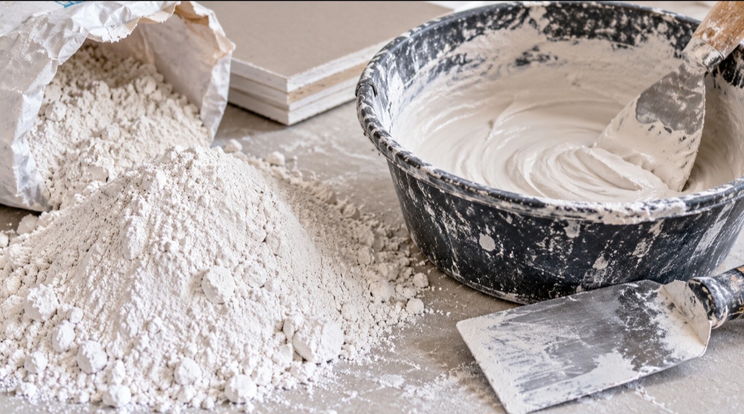 O gesso é um material obtido principalmente da gipsita, mineral que passa por moagem e aquecimento antes de ser transformado em pó. Misturado à água, forma uma pasta que endurece rapidamente e pode ser moldada ou aplicada em diferentes superfícies. Descobrir as principais propriedades técnicas e as inovações utilitárias do material revela como transformar espaços com máxima eficiência.