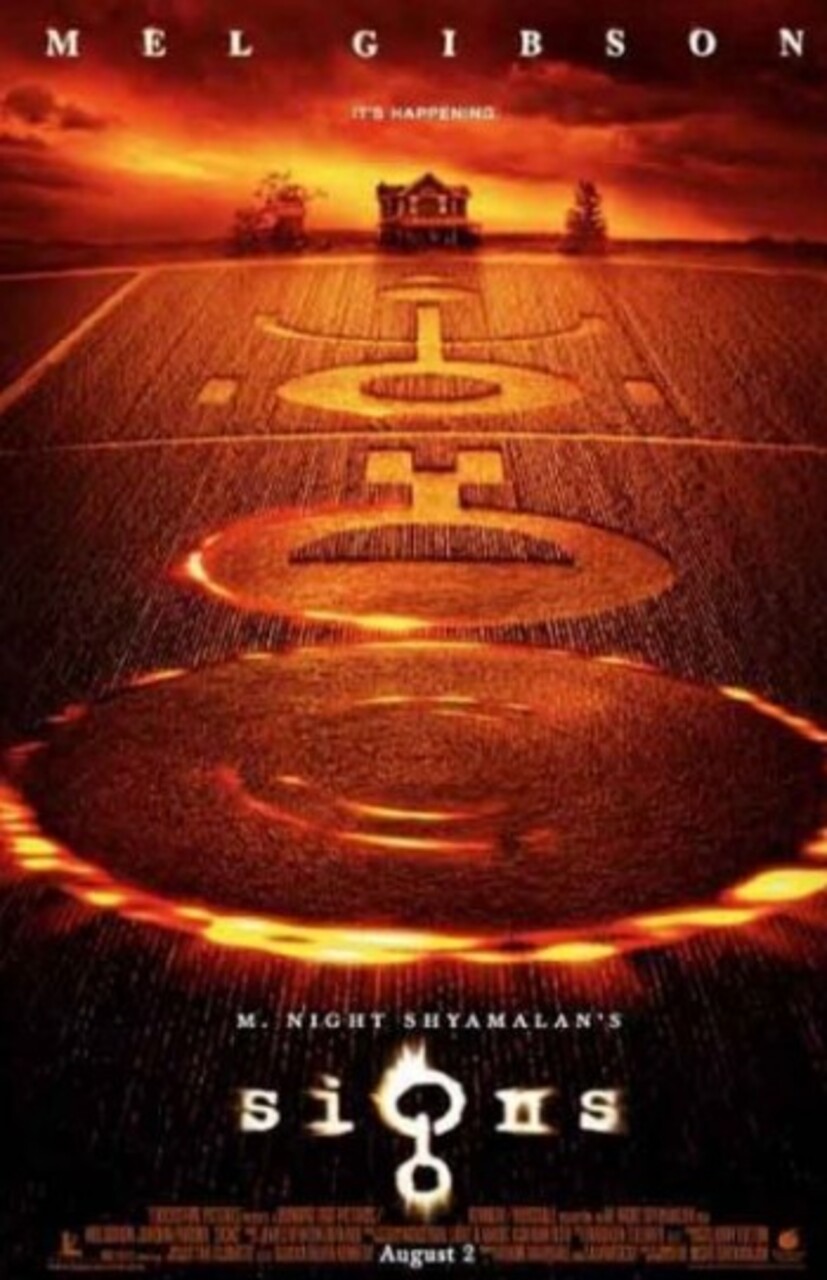 “Sinais” entrou em cartaz em 2002, escrito e dirigido pelo indiano M.Night Shyamalan. A obra dividiu a opinião do público e da crítica com elogios à atmosfera criada para a história, mas reclamações quanto às atuações e ao roteiro. Mesmo assim, houve uma arrecadação de 72 milhões de dólares com bilheteria. 