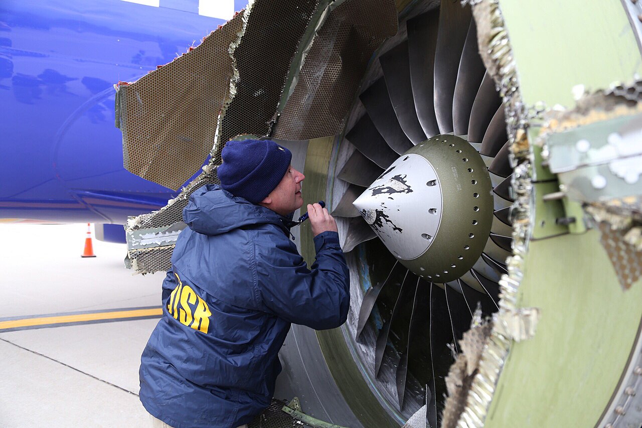 A explosão causou fortes vibrações, fumaça e ruídos intensos, enquanto o avião perdia estabilidade. Apesar do cenário dramático, Shults manteve a calma e aplicou o treinamento adquirido ao longo de décadas. Mesmo com apenas um motor funcional, ela conduziu a aeronave até o aeroporto da Filadélfia e realizou um pouso de emergência bem-sucedido.