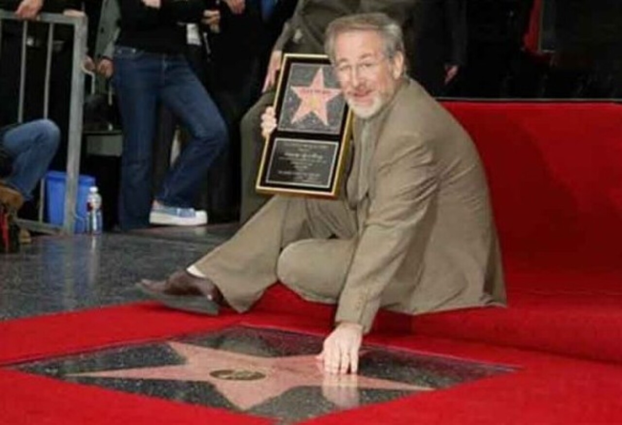 Além do sucesso comercial, Spielberg também acumulou reconhecimento da crítica. Ao longo de sua carreira, recebeu diversos prêmios, incluindo Oscars de Melhor Diretor por O Resgate do Soldado Ryan e Lista de Schindler,