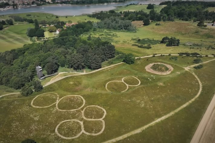 Sutton Hoo, em Suffolk, na Inglaterra, é um dos mais importantes sítios arqueológicos da Europa – Reprodução/Time Team Official