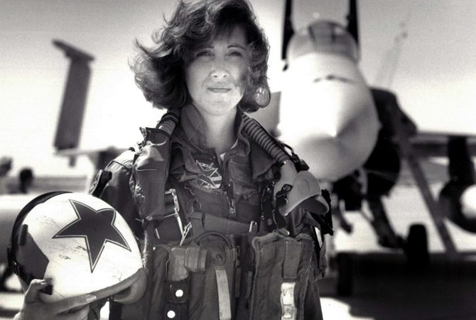 De rejeitada a heroína: saiba quem foi Tammie Jo Shults, piloto que salvou 148 vidas em um acidente aéreo