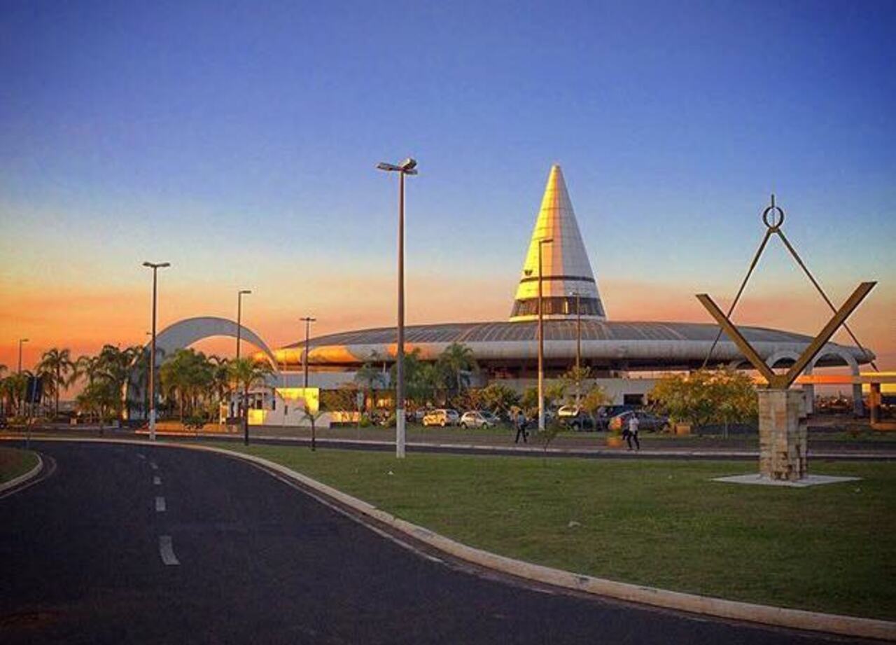 Marília se destaca pela tradição universitária e a presença de hospitais de referência que fortalecem sua infraestrutura. Com opções culturais e de lazer, além de uma economia sólida e ambiente tranquilo, a cidade é uma das mais valorizadas do interior paulista. Também conhecida pela indústria alimentícia no setor de doces e chocolates, investe em inovação tecnológica e programas de incentivo ao empreendedorismo.
