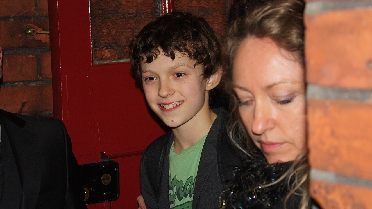 Desde cedo, Tom Holland demonstrou interesse pela dança e pela atuação. Sua trajetória profissional teve início nos palcos em 2008, quando foi escalado para o musical 