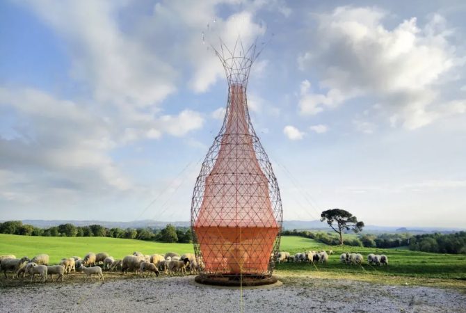 Torre de bambu criada por arquiteto italiano transforma umidade do ar em até 100 litros de água potável por dia