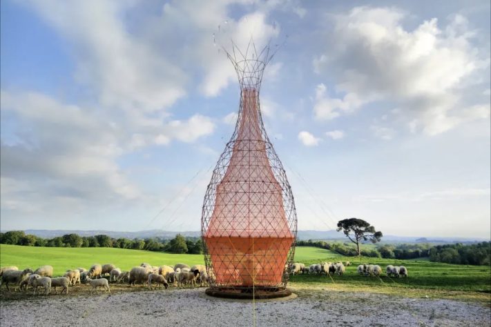 Torre de bambu criada por arquiteto italiano transforma umidade do ar em até 100 litros de água potável por dia – Divulgação